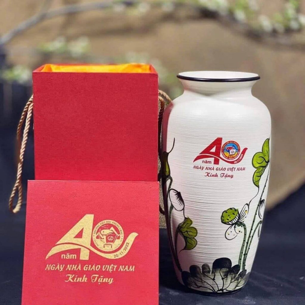 Lọ hoa-quà tặng đại hội cựu chiến binh